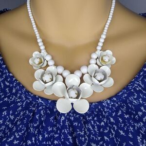 Charming Charlie White Flower Necklace
